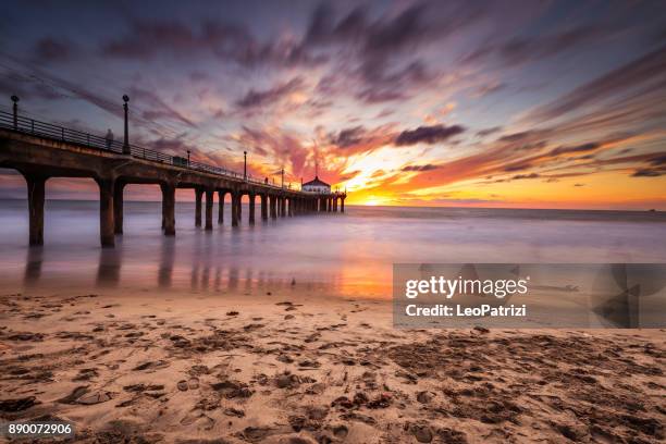 manhattan beach pier in californië - los angeles - manhattan beach stockfoto's en -beelden