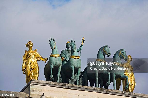 statues on top of the arc de triomphe du carrousel, paris, france - arc de triomphe du carrousel stock pictures, royalty-free photos & images