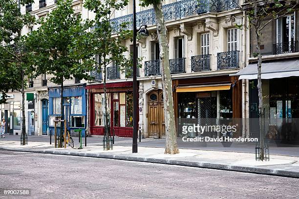 shops on boulevard saint-michel, paris, france - städtische straße stock-fotos und bilder