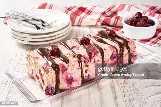 frozen cherry cake with chocolate sauce - sauerkirsche stock-fotos und bilder