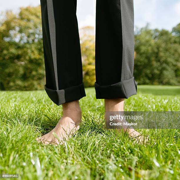 bare feet on lawn - mens bare feet fotografías e imágenes de stock