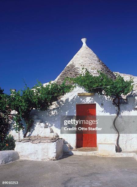 house with red door, italy - trulli stock-fotos und bilder