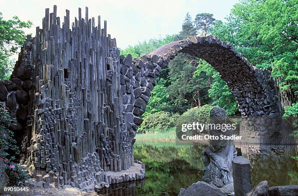 devils bridge in landscape park, kromlau, germany - kromlau azalea and rhododendron park foto e immagini stock