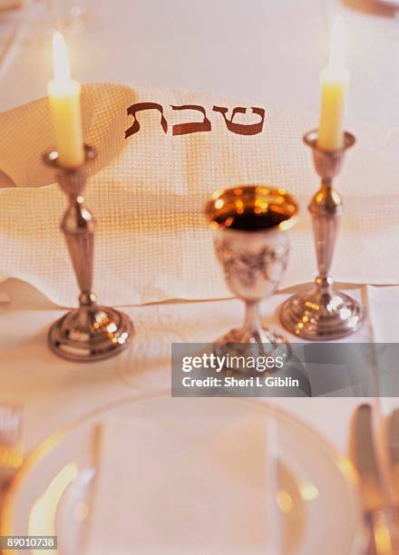 shabbat place setting - kiddush cup fotografías e imágenes de stock