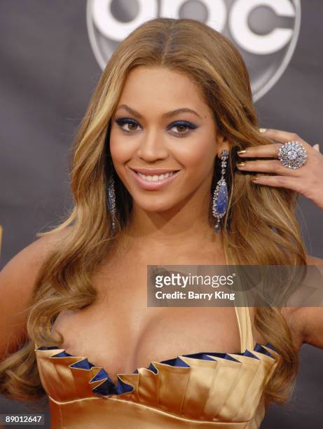Singer Beyonce arrives to the 2007 American Music Awards at the Nokia Theatre on November 18, 2007 in Los Angeles, California.