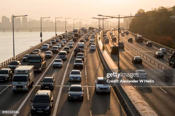 traffic jam in seoul - hora punta temas fotografías e imágenes de stock