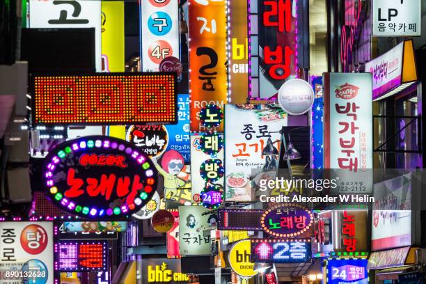 neon lights - escritura coreana fotografías e imágenes de stock