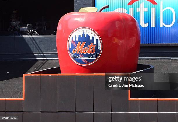 The home run apple is seen as the New York Mets play the Cincinnati Reds on July 12, 2009 at Citi Field in the Flushing neighborhood of the Queens...