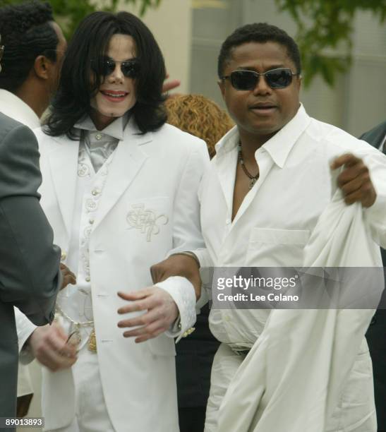 Michael Jackson arrives with his brother Randy Jackson at Santa Barbara County Courthouse in Santa Maria, California September 17, 2004 for a...