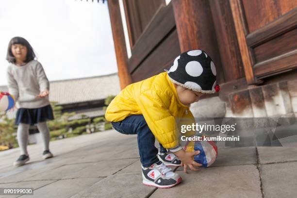 jeunes filles jouant avec ballon de papier - paper balloon photos et images de collection