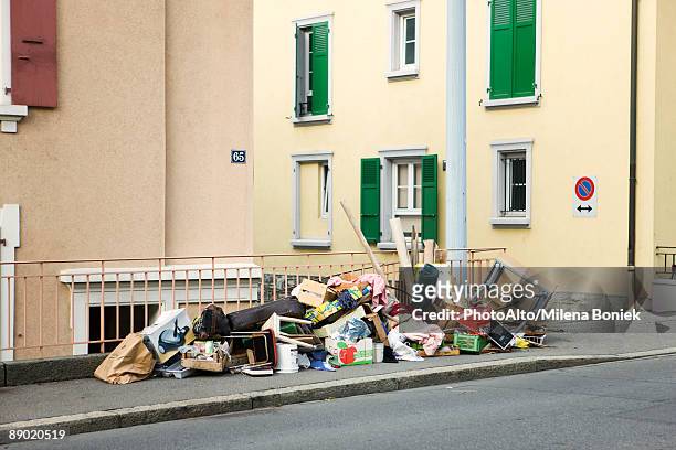 abandoned furniture, junk, garbage piled up on sidewalk - despejo - fotografias e filmes do acervo