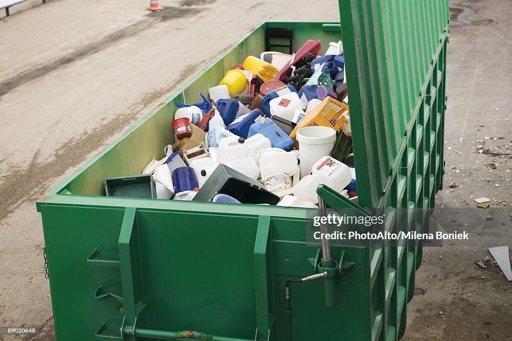 https://media.gettyimages.com/id/89020648/photo/large-recycling-bin-full-of-discarded-plastic-containers.jpg?s=1024x1024&w=gi&k=20&c=h6KorC9d3It6BWUHfBBuoqSeEGx8b1IEH-cH6uwQkXo=