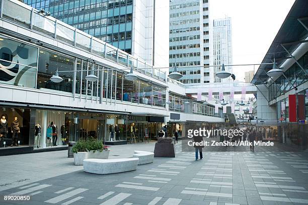 sweden, stockholm, upscale outdoor mall - shopping mall stockfoto's en -beelden