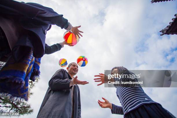 familie spielen mit papier-ballon - paper balloon stock-fotos und bilder