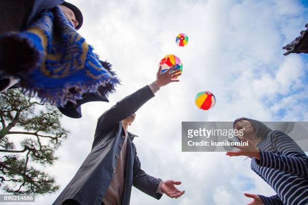 familie spielen mit papier-ballon - paper balloon stock-fotos und bilder