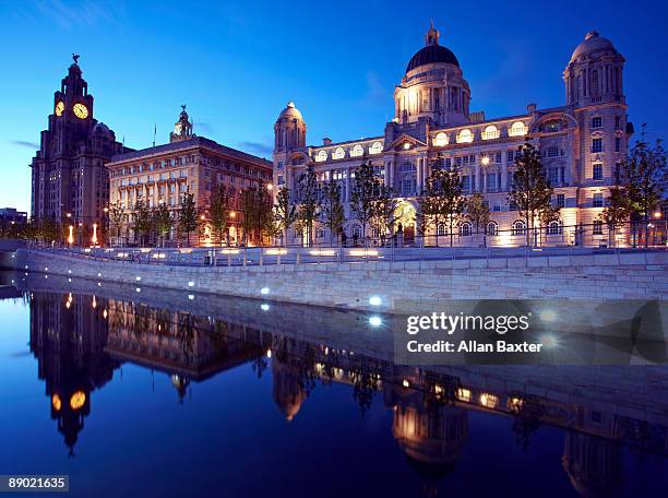 liverpool pierhead - royal liver gebouw stockfoto's en -beelden