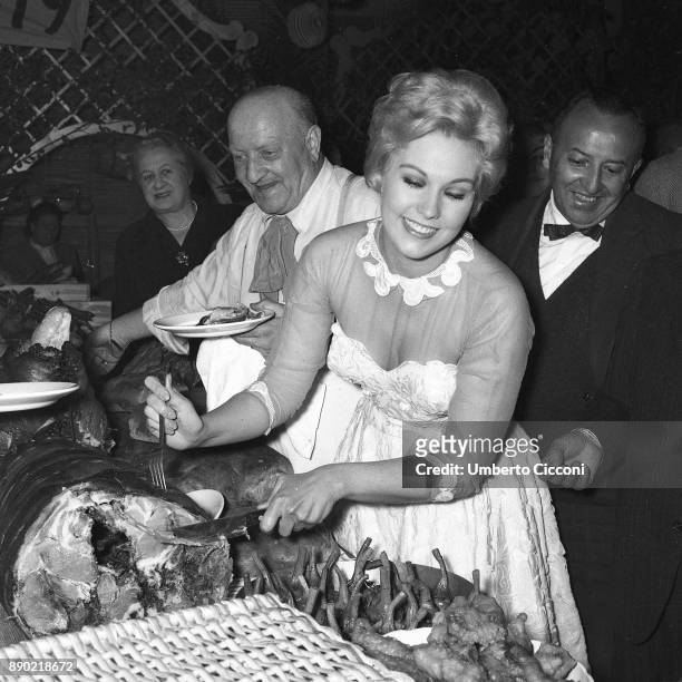 American film actress Kim Novak enjoys a picnic at Cinecittà Studios, Rome 1956.