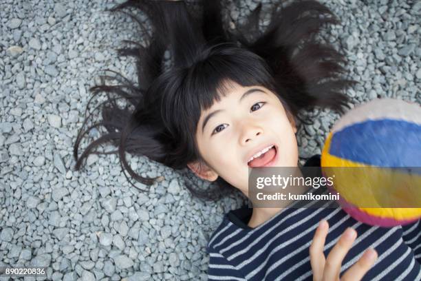 jeunes filles jouant avec ballon de papier - paper balloon photos et images de collection