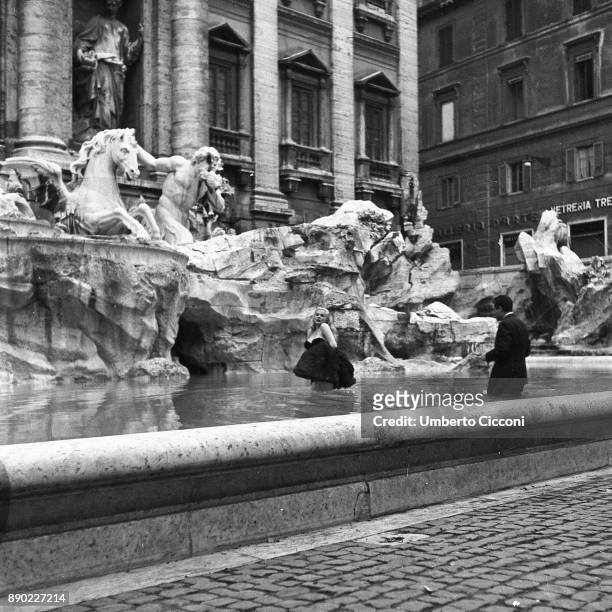 Film set of 'La Dolce Vita' at Trevi Fountain while the actor Marcello Mastroianni and the actress Anita Ekberg take a bath in the 'Trevi fountain',...