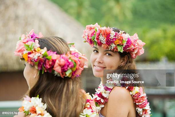 young women with flowers in hair in moorea - polynesian culture fotografías e imágenes de stock