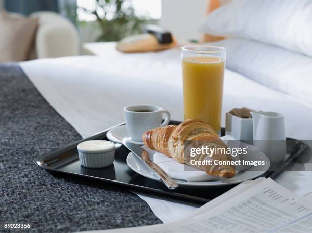 breakfast tray on a hotel bed - servizio in camera foto e immagini stock