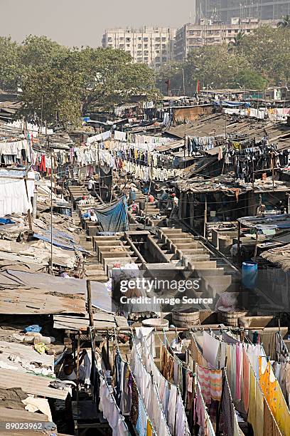 shanty town - dhobi ghat stockfoto's en -beelden