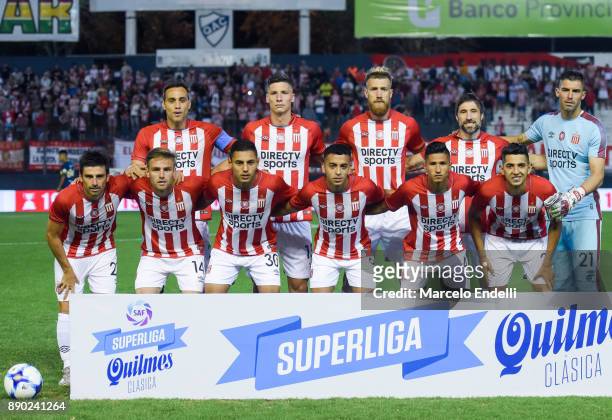 Players of Estudiantes pose for a photo prior to the first during a match between Estudiantes and Boca Juniors as part of the Superliga 2017/18 at...