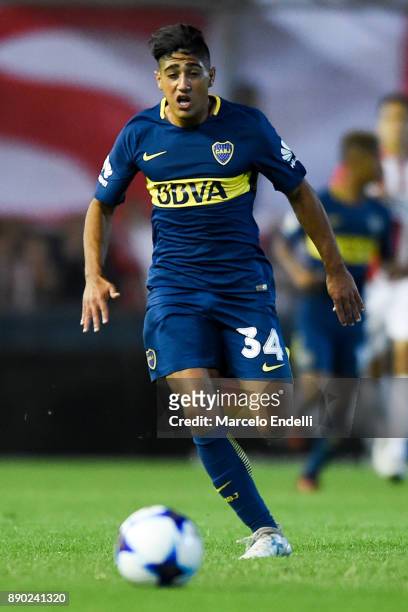 Guido Vadala of Boca Juniors drives the ball during a match between Estudiantes and Boca Juniors as part of the Superliga 2017/18 at Centenario...