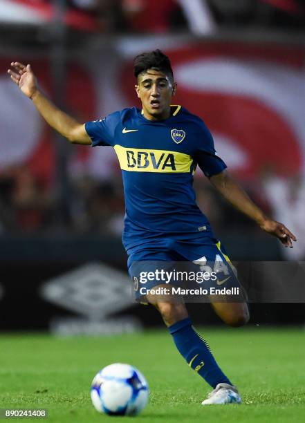 Guido Vadala of Boca Juniors drives the ball during a match between Estudiantes and Boca Juniors as part of the Superliga 2017/18 at Centenario...