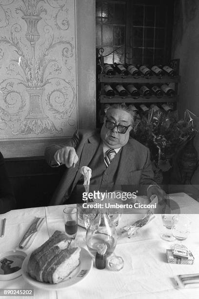 Italian actor, director, screenwriter and comedian Aldo Fabrizi while eating spaghetti at the restaurant, Rome 1975.