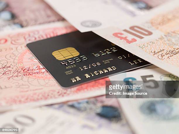 credit card and banknotes - twenty pound note 個照片及圖片檔