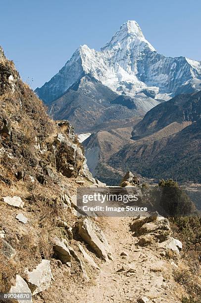 ama dablam in the himalayas - ama dablam stockfoto's en -beelden