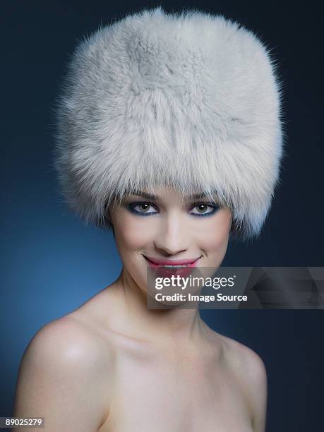 woman wearing fur hat - bontmuts stockfoto's en -beelden