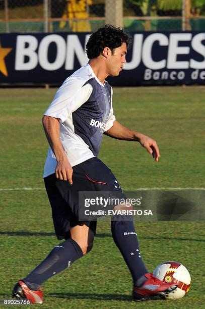 Cruzeiro's footballer Kleber drives the ball during a training session at Toca da Raposa Complex in Belo Horizonte on July 14, 2009. Cruzeiro will...