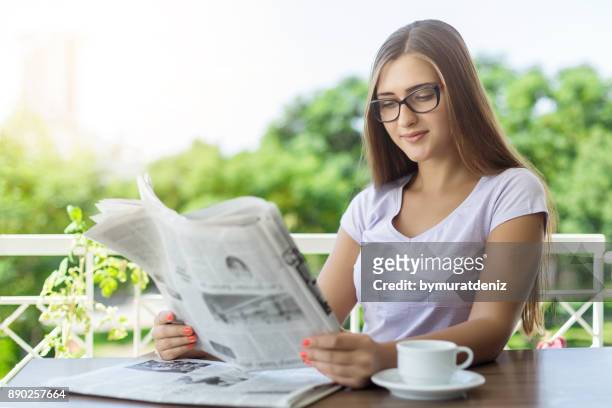 kvinna läsa tidningen på balkong - newspaper luxury bildbanksfoton och bilder