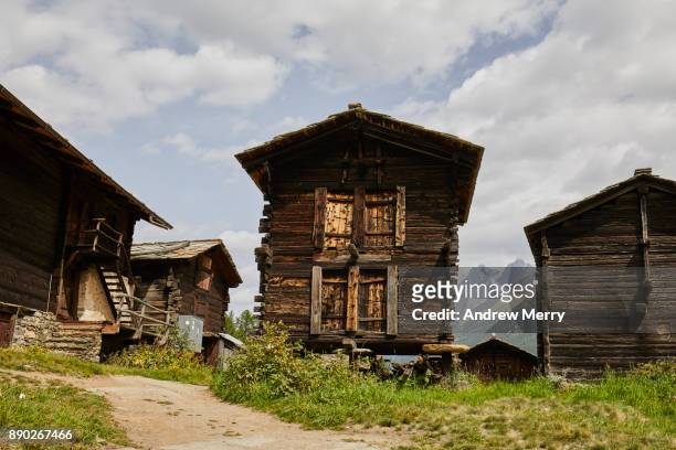 historic wooden barns, chalets or huts in the mountains above zermatt, switzerland, swiss alps - lyalls lärche stock-fotos und bilder