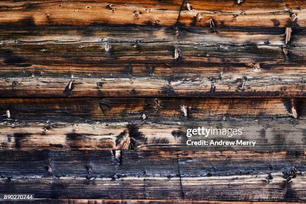 wood grain close-up from historic wooden barn, chalet or hut in the mountains above zermatt, switzerland, swiss alps - lyalls lärche stock-fotos und bilder