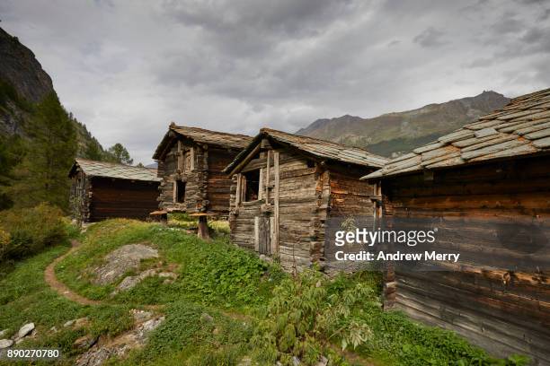 historic wooden barns, chalets or huts in the mountains above zermatt, switzerland, swiss alps - lyalls lärche stock-fotos und bilder