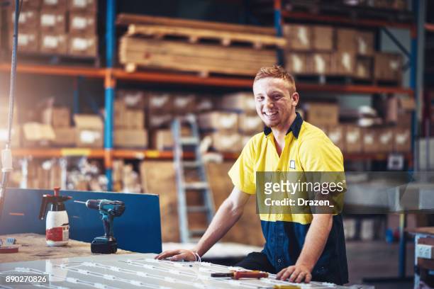ritratto di allegro operaio zenzero in fabbrica in australia - soddisfazione foto e immagini stock