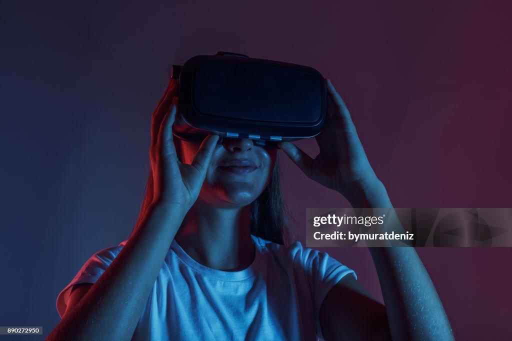 Chica joven con gafas VR en cabeza