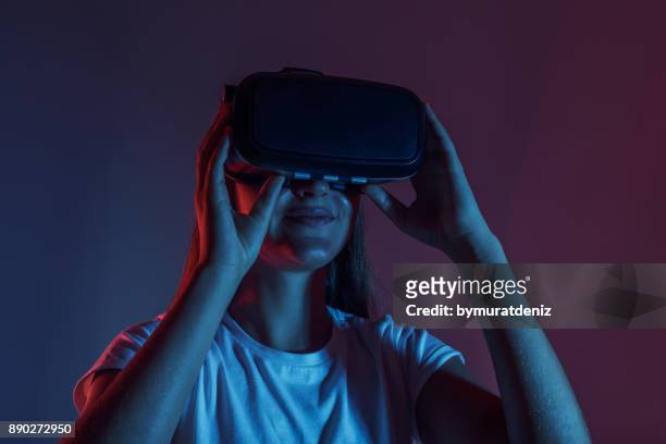 jeune fille avec des lunettes de vr sur tête - casques réalité virtuelle photos et images de collection