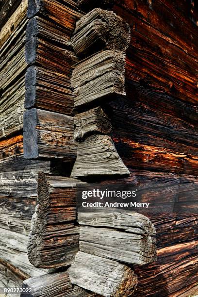 close-up of timber blocks and wood-grain from historic wooden barn, chalet or hut in the mountains above zermatt, switzerland, swiss alps - lyalls lärche stock-fotos und bilder