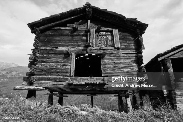 historic wooden barn, chalet or hut in the mountains above zermatt, switzerland, swiss alps - lyalls lärche stock-fotos und bilder