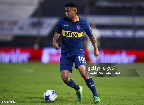Edwin Cardona of Boca Juniors drives the ball during a match between Estudiantes and Boca Juniors as part of the Superliga 2017/18 at Centenario...