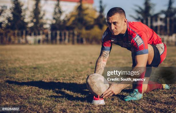 colocar la bola - liga de rugby fotografías e imágenes de stock