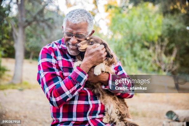 man en zijn beste vriend - middle age man with dog stockfoto's en -beelden