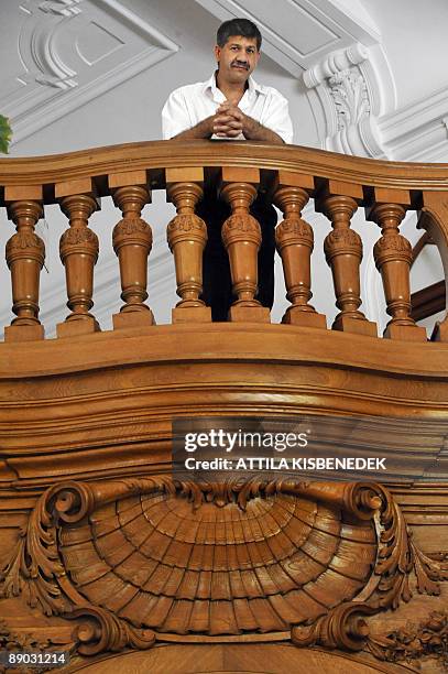 Un menuisier-sculpteur hongrois peaufine un siège doré pour le Saint-Père Master carpenter Arpad Rostas stands on his famous restored wood-stairs in...