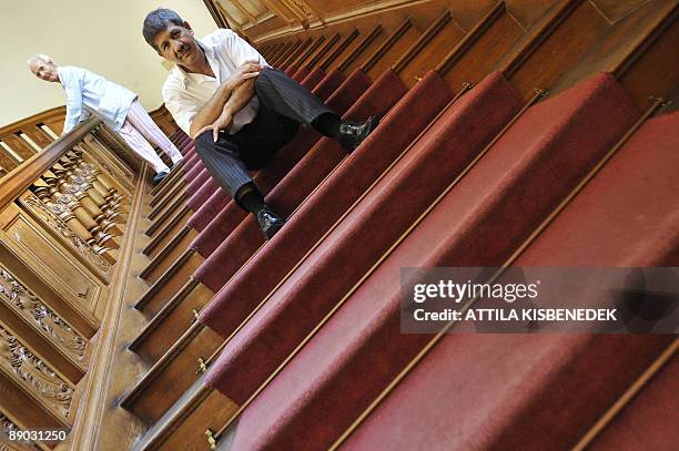 Un menuisier-sculpteur hongrois peaufine un siège doré pour le Saint-Père Master carpenter Arpad Rostas sits on his famous restored wood-stairs in...