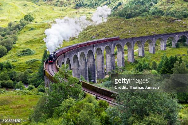 steam train on glenfinnan viaduct, scotland - viaduct 個照片及圖片檔