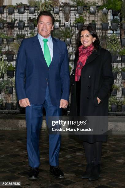 Former Governor of the US State of California Arnold Schwarzenegger poses with the mayor of the city of Paris, Anne Hidalgo at Hotel de Ville on...